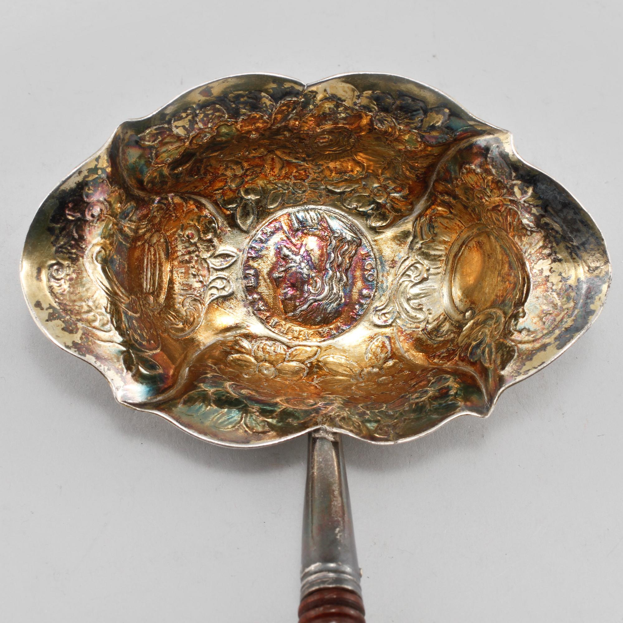 SOPPSLEV, silver samt trä, omkring 1900.