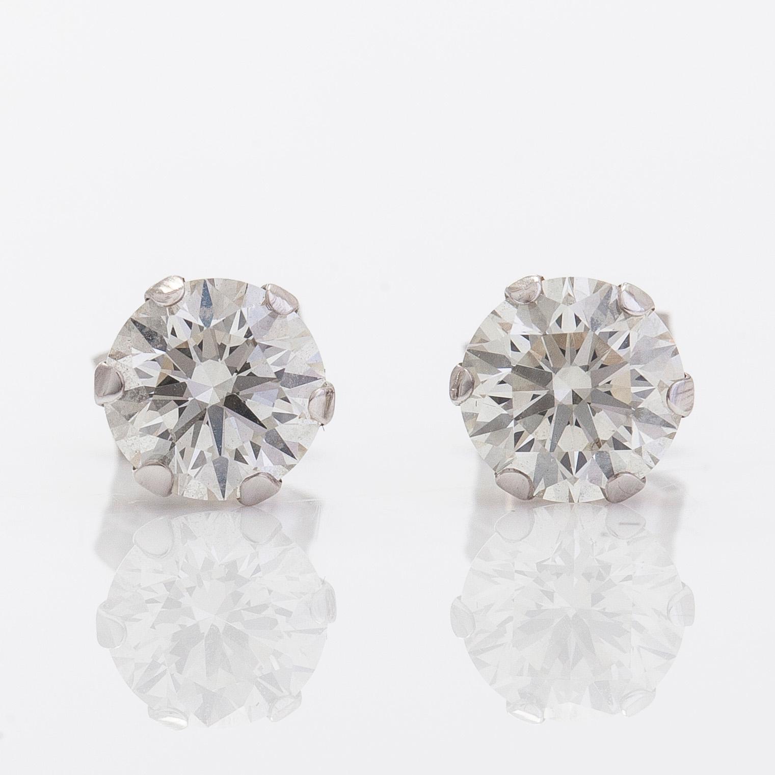 Korvakorut, 14K kultaa ja briljanttihiotut timantit.