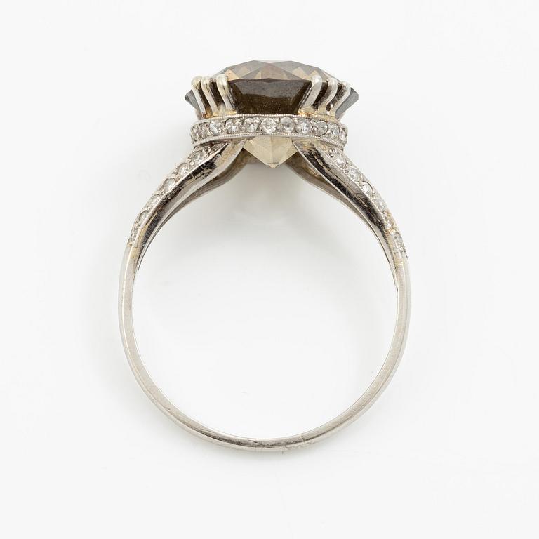 Ring platina med gulgrönbruntonad rund briljantslipad diamant ca 5.50 ct. CG Hallberg, Stockholm 1951.