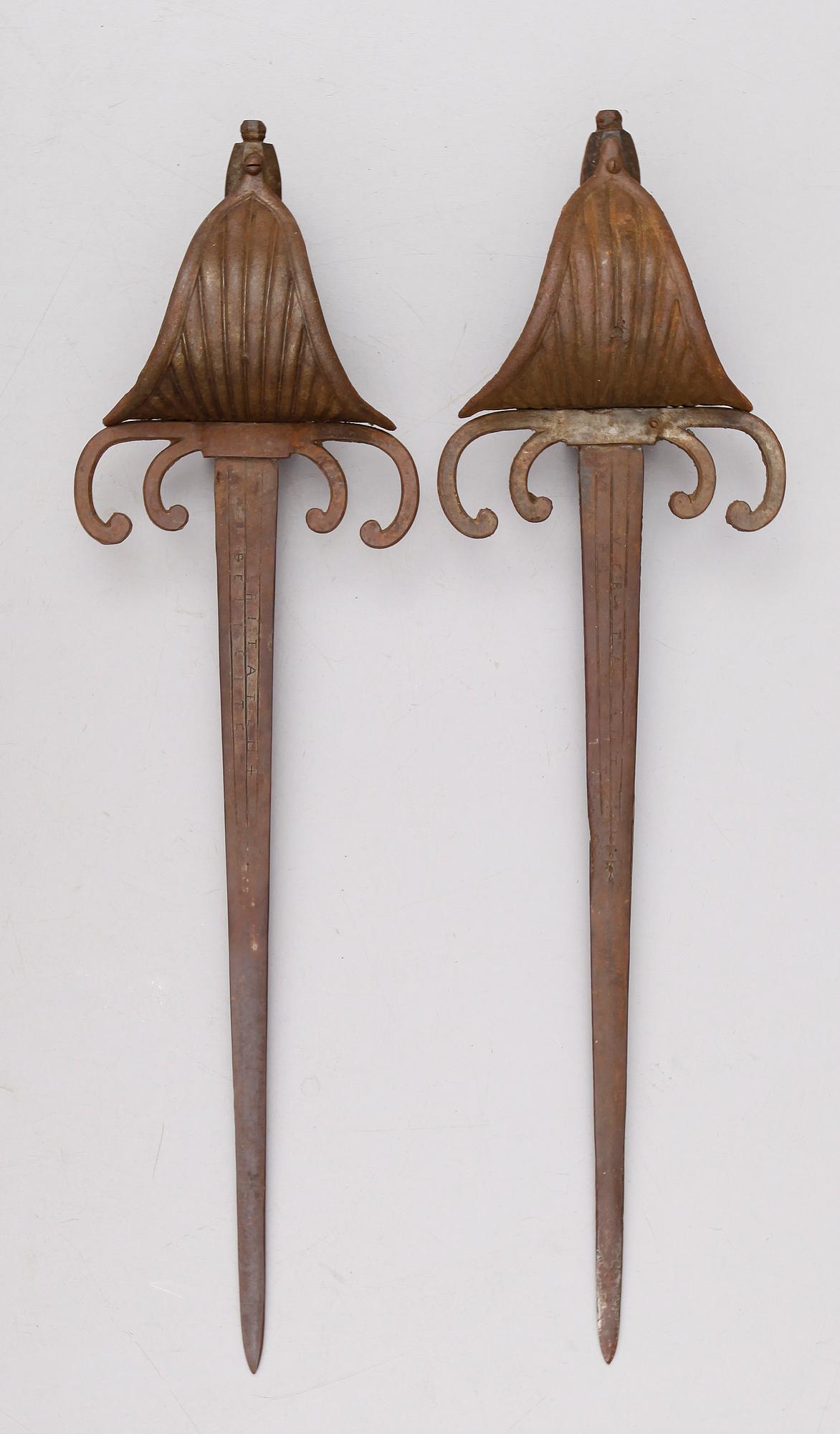 VÄRJOR, 1 par, järn, kopior av medeltida svärd, 1800-/1900-tal.