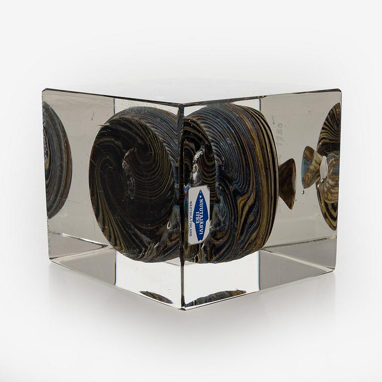 Oiva Toikka, an annual glass cube, signed Oiva Toikka Nuutajärvi 1980 and numbered 872/1000.
