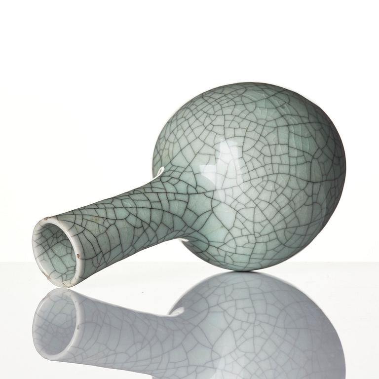 A ge-glazed vase, Qing dynasty.