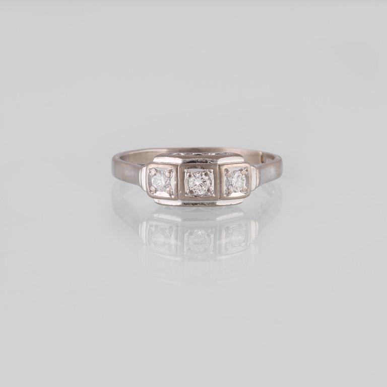 RING, 18K vitguld med 3 briljantslipade diamanter 0.16 ct, kattfotstämplad. Vikt 3,5 gram.