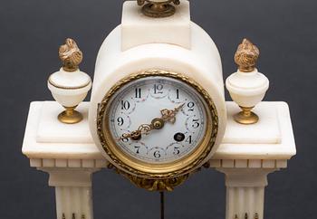 BORDSPENDYL, Louis XVI-stil.