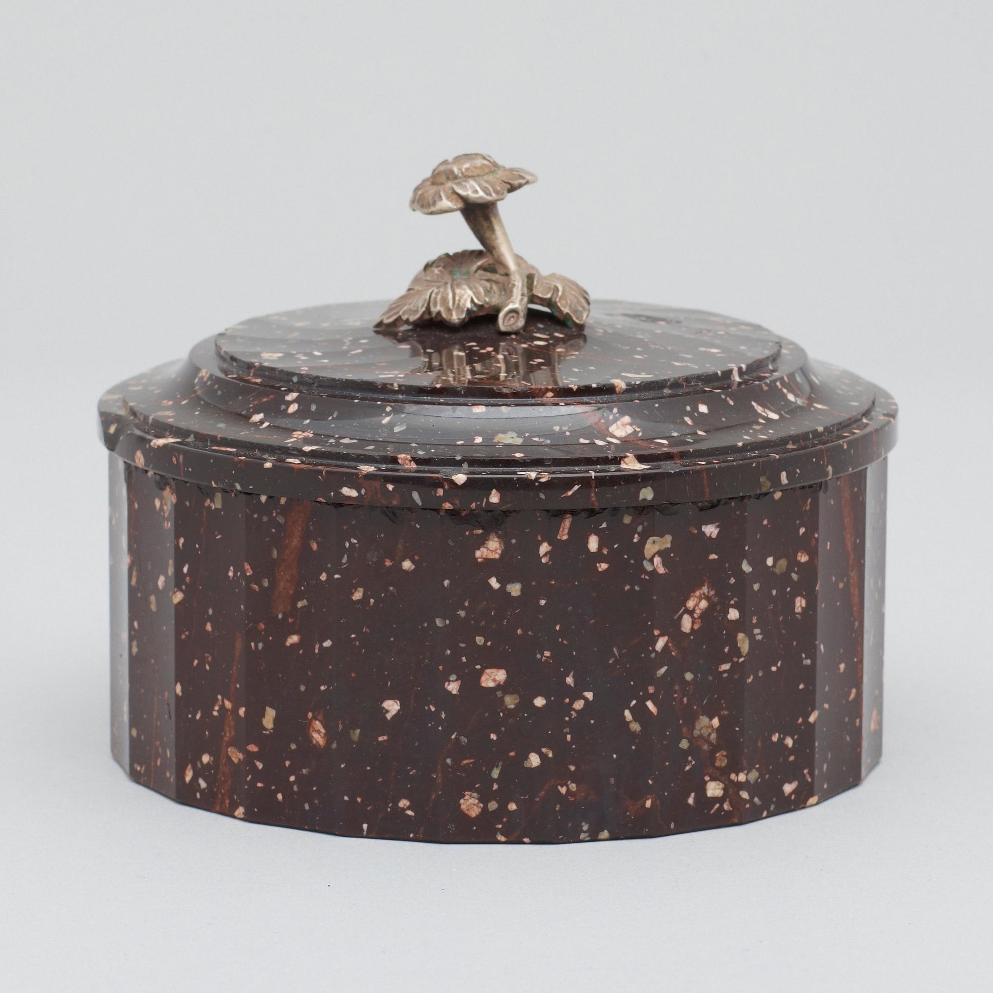 SMÖRASK MED LOCK. Älvdalen, 1800-talets början. Empire.