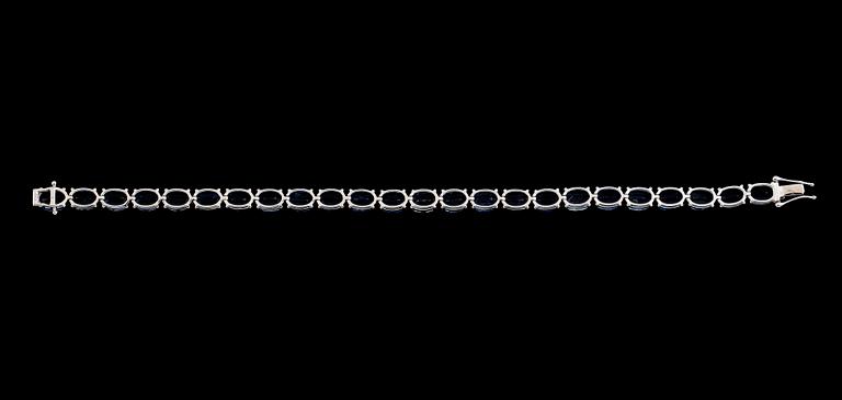 ARMBAND, 18K vitguld, 24 blå kyaniter tot ca 24.50 ct. Total vikt ca 9 g.