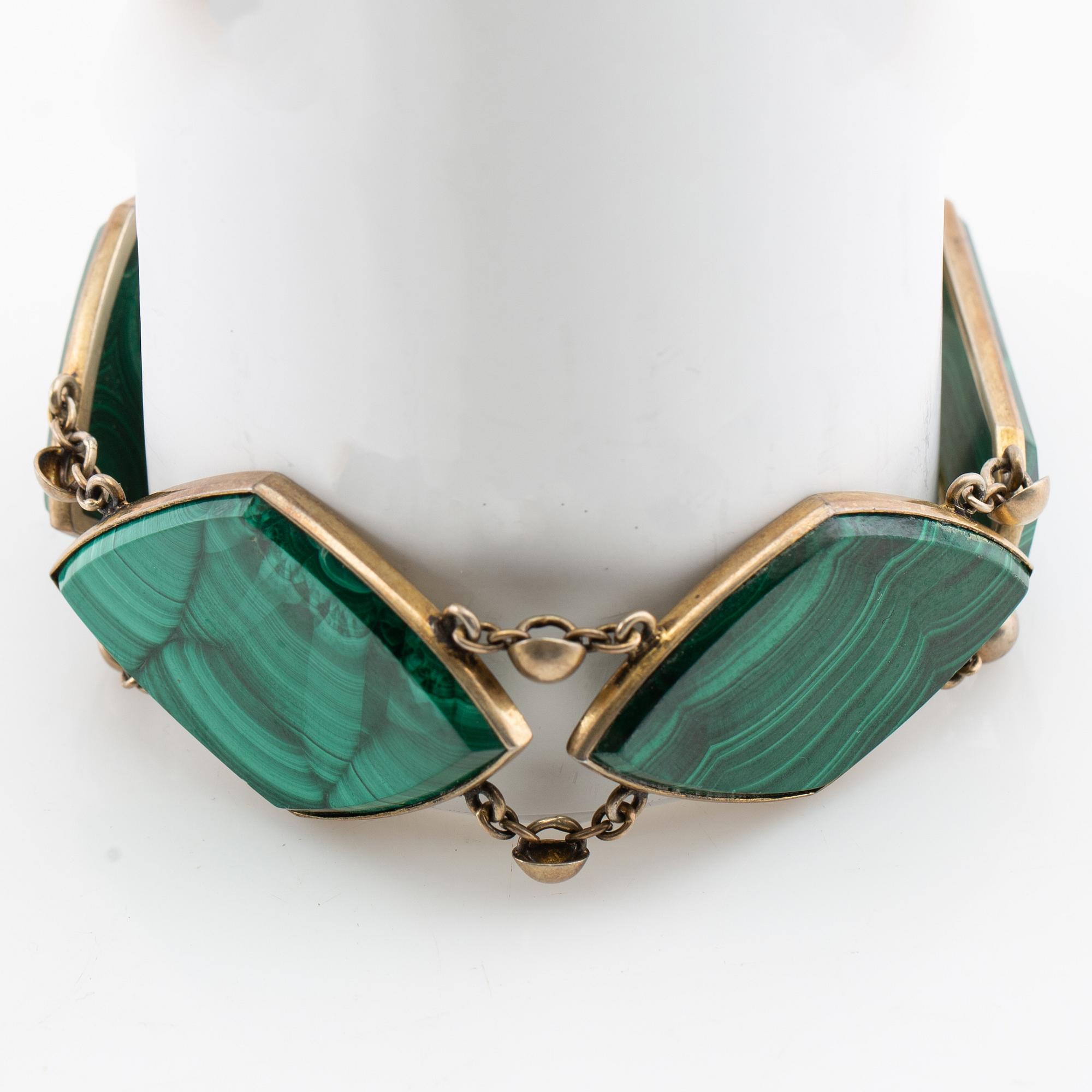 Halsband, ring och armband med slipade malakiter, Kina 1900-talets första hälft.