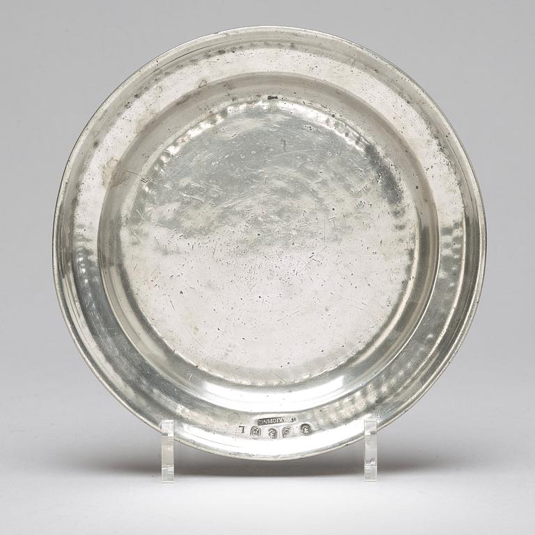 Eight pewter pieces, 18th/19th ct.