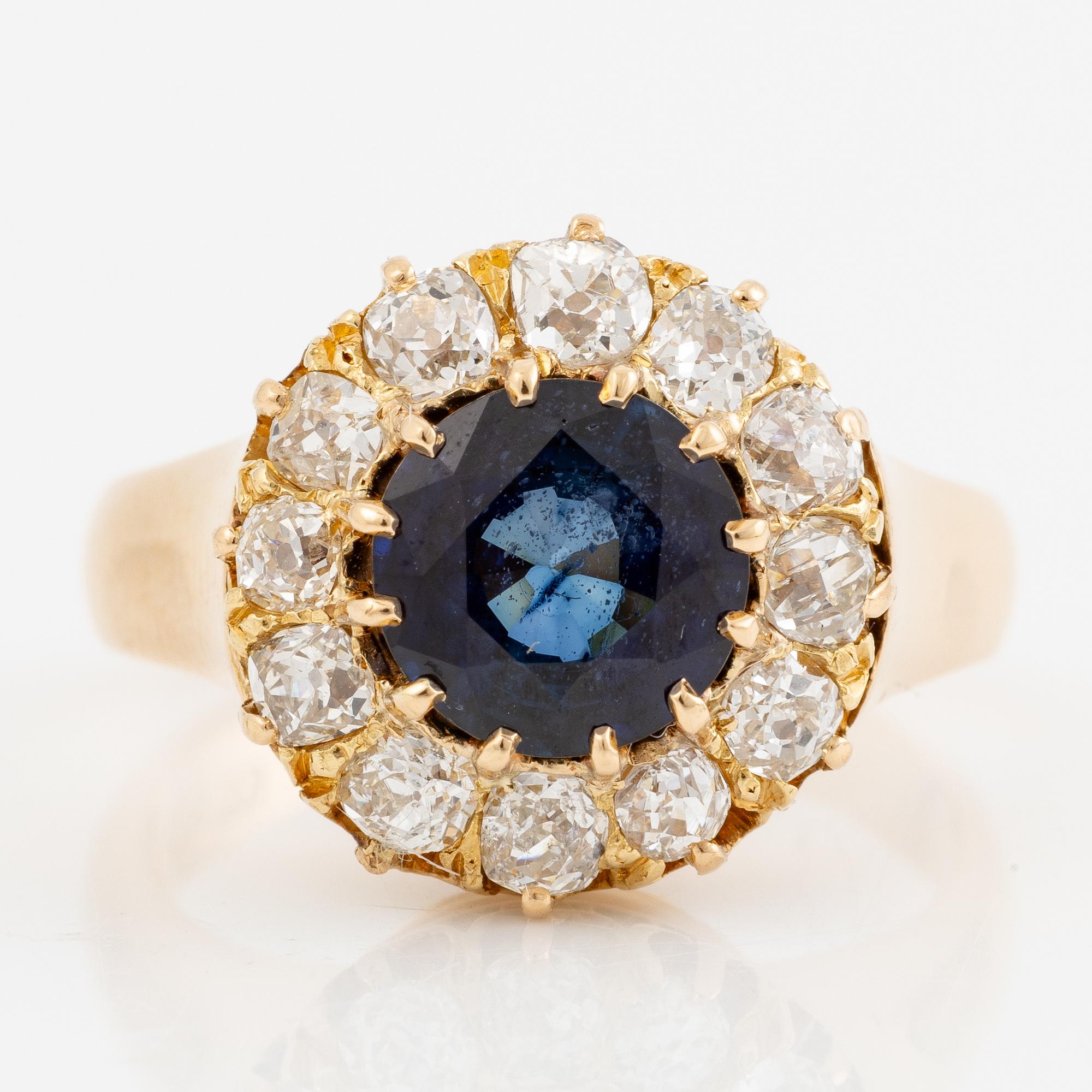 Ring carmosé, 18K guld med safir och gammalslipade diamanter.