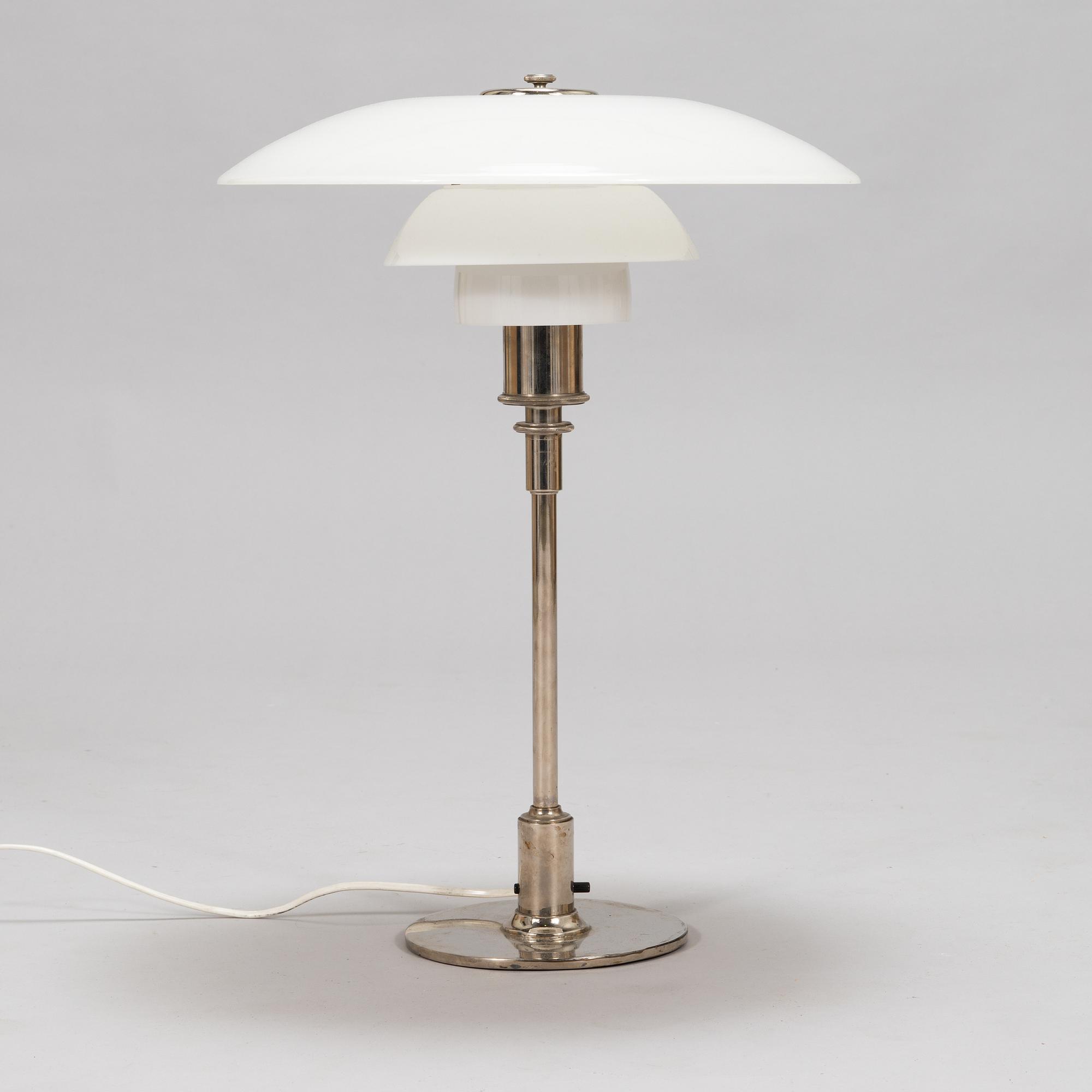 Poul Henningsen, bordslampa, "PH-4/3", för Louis Poulsen, Danmark.