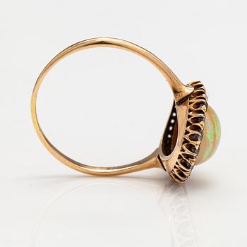 Sormus, 14-17K kultaa, opaali n. 3.50 ct ja vanhahiottuja timantteja n. 0.57 ct yht todistuksen mukaan.