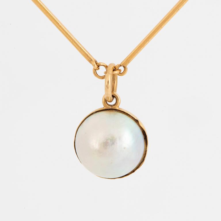 Chain Engelbert, with pendant with mabe pearl.