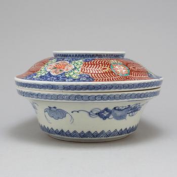 A large Japanese imari tureen with cover, Meiji (1868-1912).