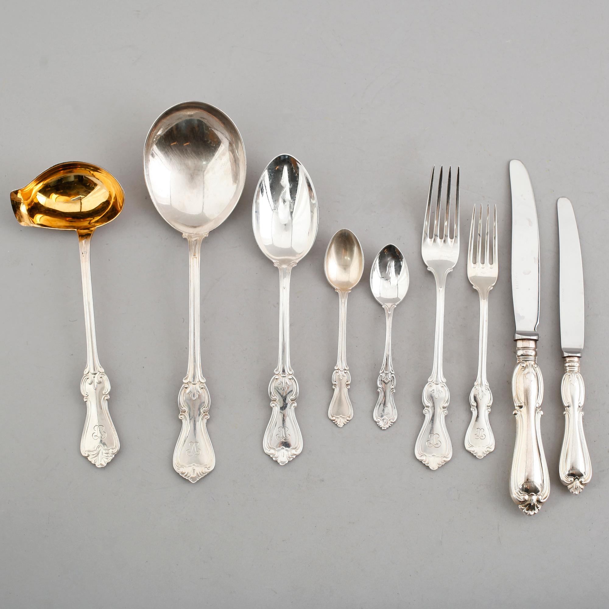 BESTICK, 146 delar snarlika, silver, "Olga", 1900-talets andra hälft. Total vikt med stålblad ca 5665 gram.
