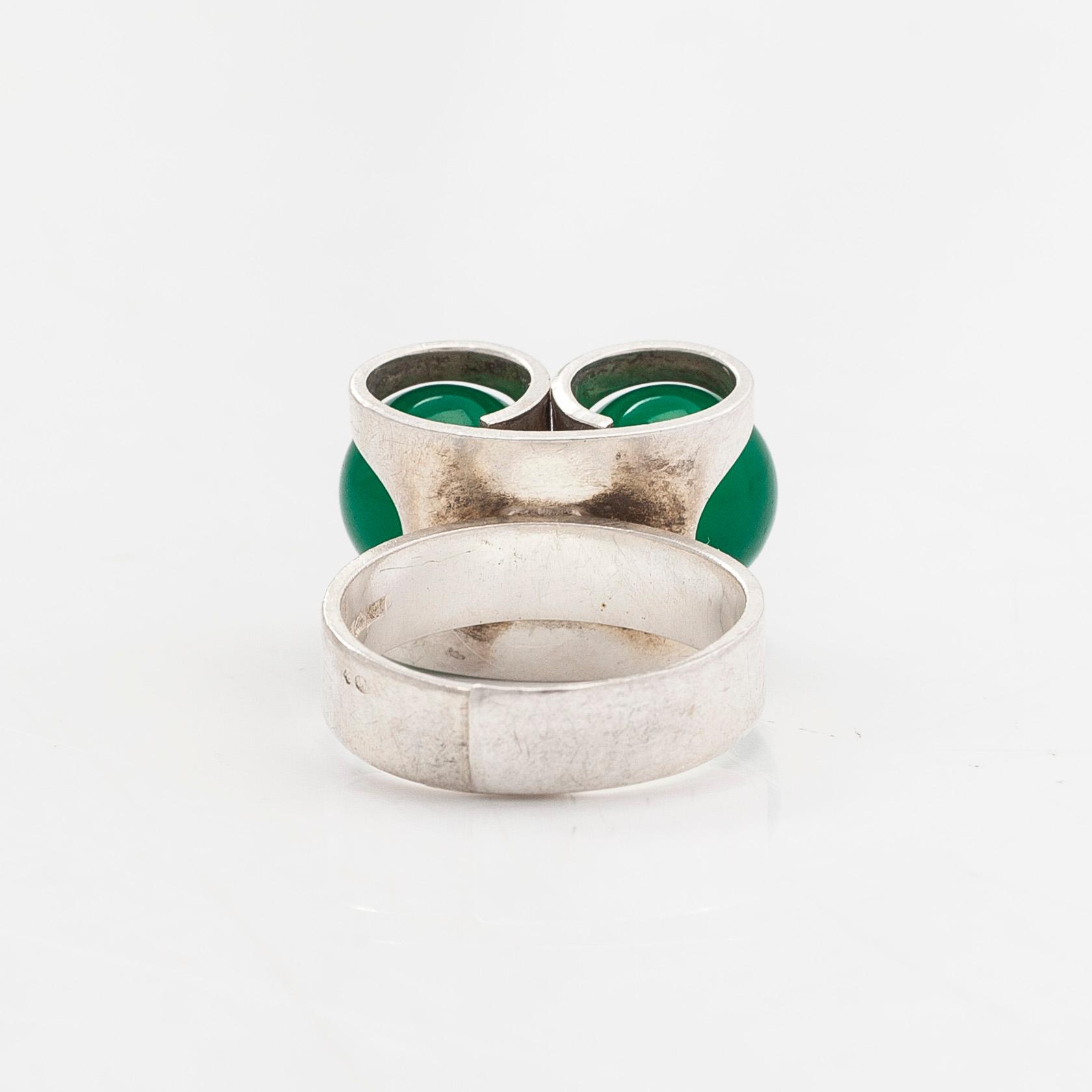 Elis Kauppi, Ring, sterlingsilver, kalcedoner. Kupittaan Kulta, Åbo 1974.