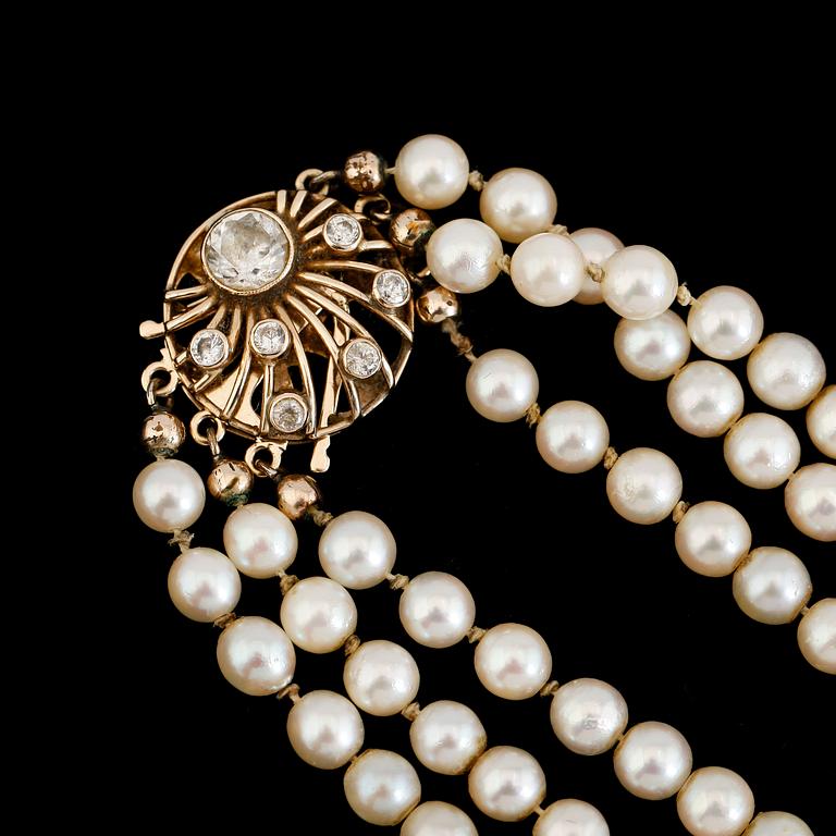 PÄRLCOLLIER, odlade pärlor, lås av 18K guld.