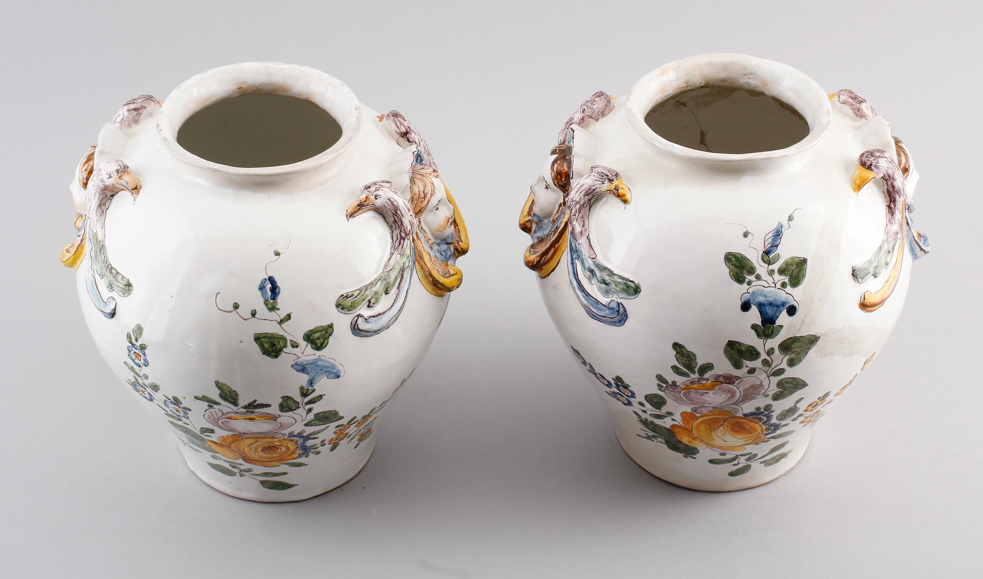 URNOR, 1 par, fajans, möjligen Frankrike, 1800-talets andra hälft.