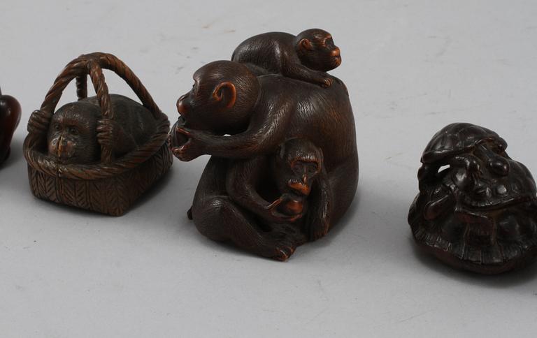NETSUKES, 5 st, trä, Japan, Meiji (1868-1912).