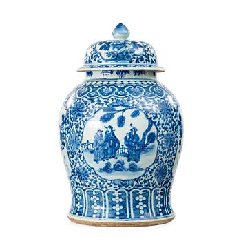 A blue and white jar with cover, Qing dynasty, 19th Century.