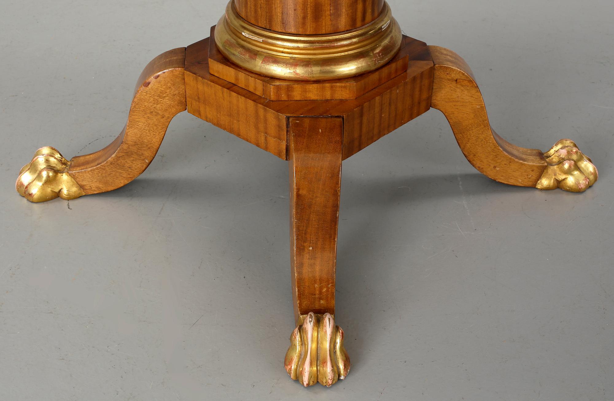 BORD. Empirestil, 1900-talets början.