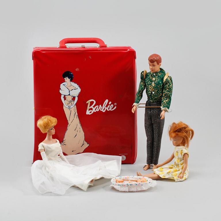 BARBIEDOCKOR, 4 st, MED TILLBEHÖR, Mattel, omkring 1900-talets mitt.