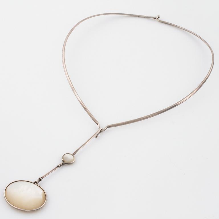 VIVIANNA TORUN BÜLOW HÜBE, collier med pärlemor, 1990-tal.