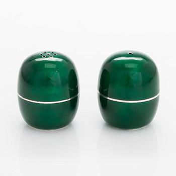 Timo Sarpaneva, a pair of enamelled salt and pepper shakers in sterlingsilver, Tillander, Helsinki 1983.