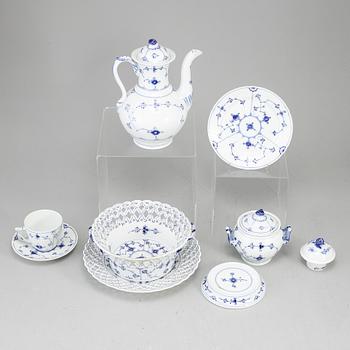 A porcelaine 'Musselmalet' service, Bing & Grøndahl, and Royal Copenhagen (20 pc).