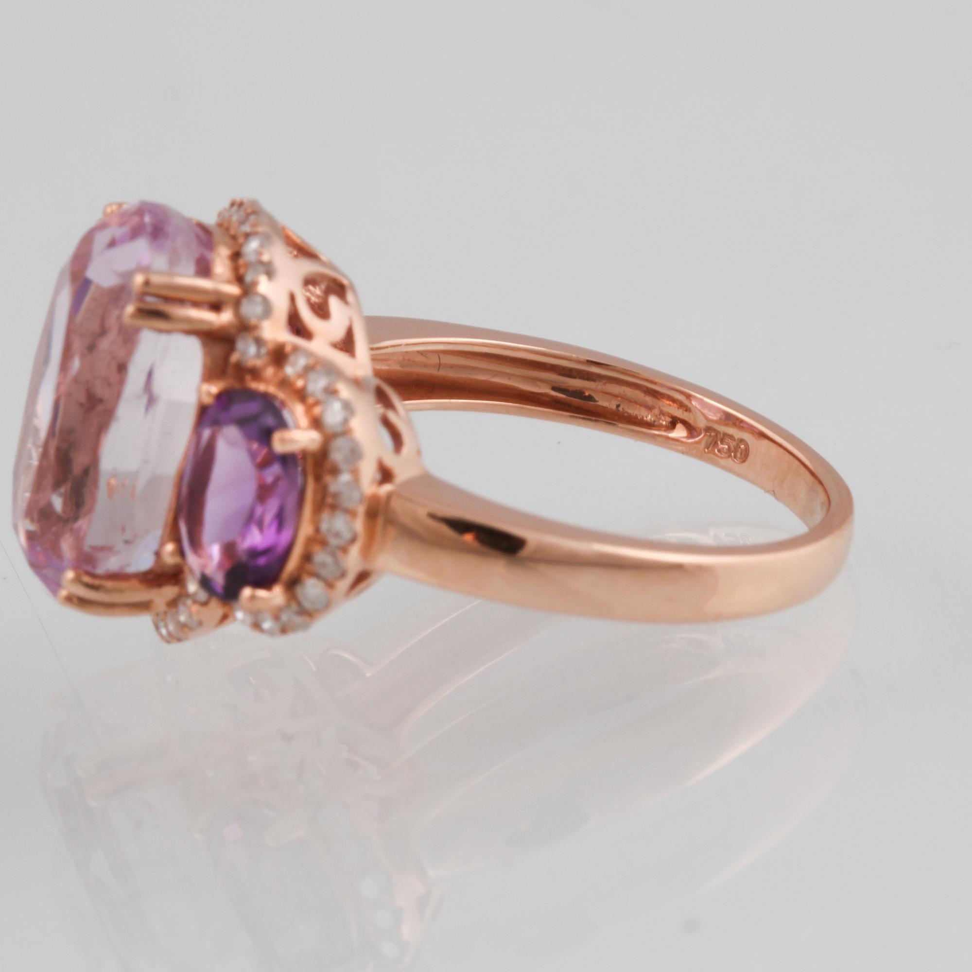 RING, 18K guld med briljantslipade diamanter ca 0.31 ct, kunzit ca 7.99 ct och ametister ca 1.29 ct. Vikt 5,9 gram.