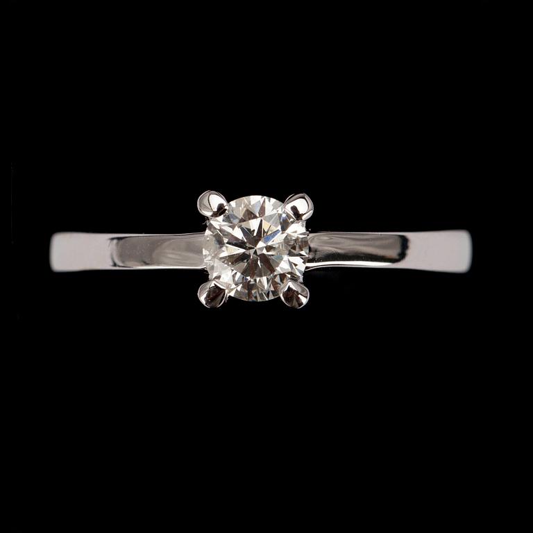 RING, vitguld 18K, briljantslipad diamant 0,45 ct. Vikt 3,5 g. Intyg.