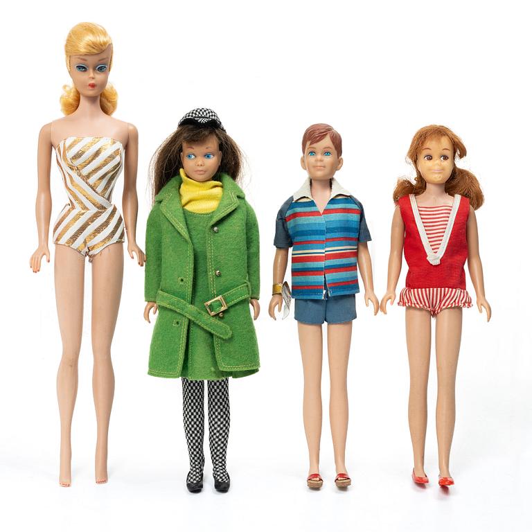 Barbiedockor, 4 st, samt kläder och accessoarer, Mattel, 1960-tal.