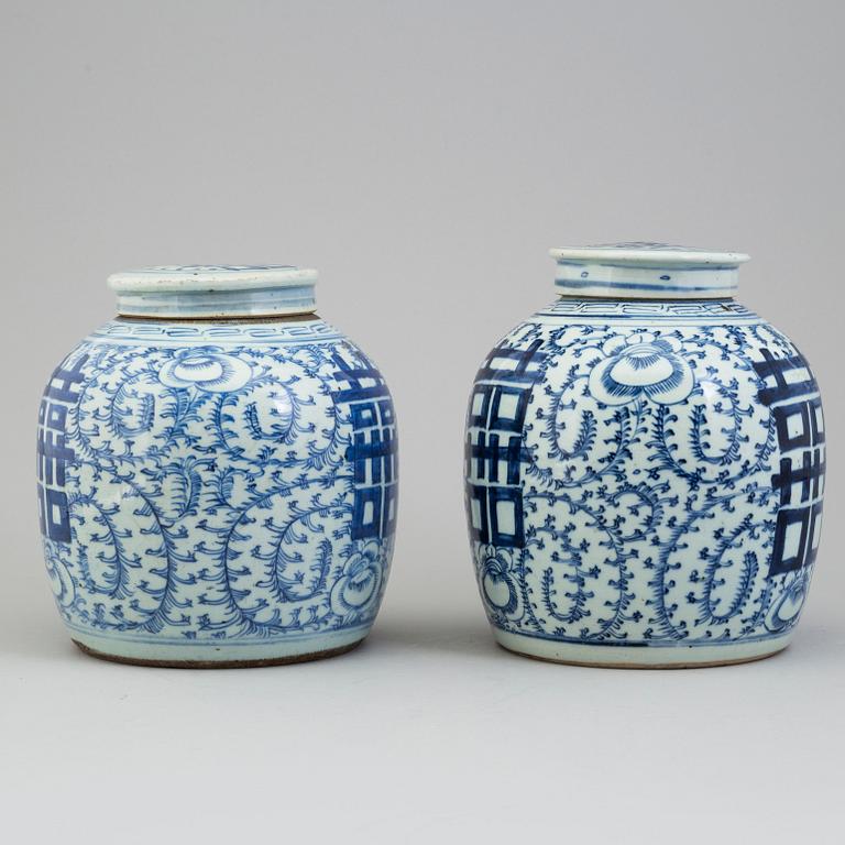 A pair of Chinese blue and white jars with covers, Qing dynasty, 19th century.