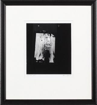 Aaron Siskind · AARON SISKIND, silvergelatin, signerad och daterad 1978.