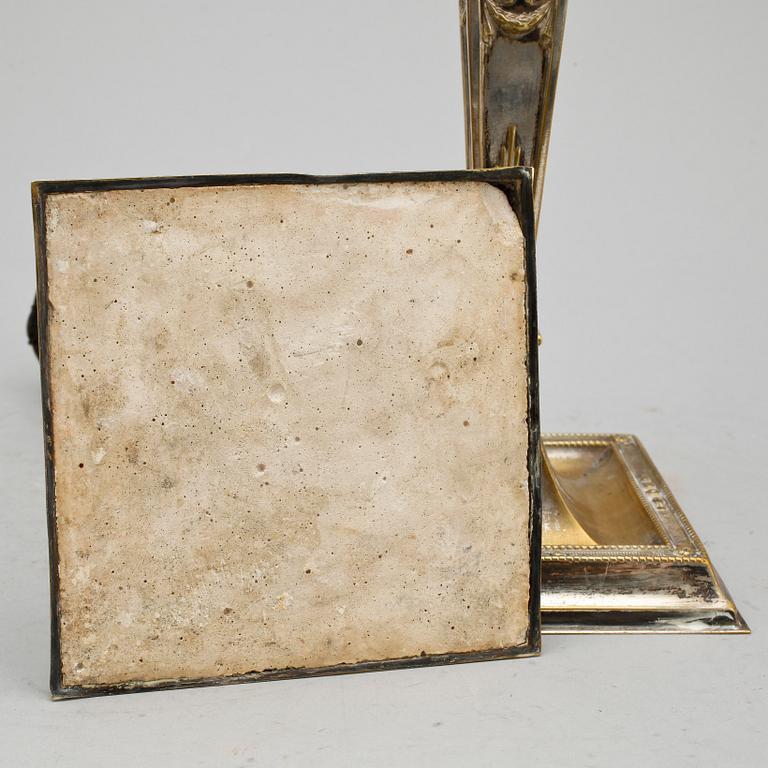 LJUSSTAKAR, ett par, argent haché, 1800-tal.