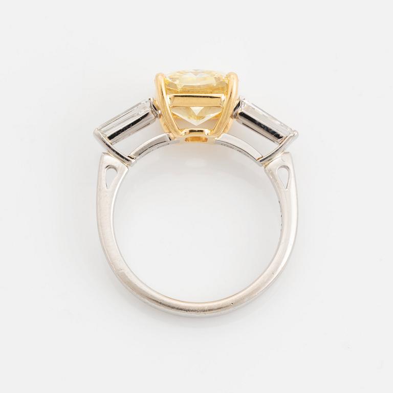 Gübelin ring platina och 18K guld med en radiantslipad diamant 3.21 ct Fancy Intense Yellow vvs 1.