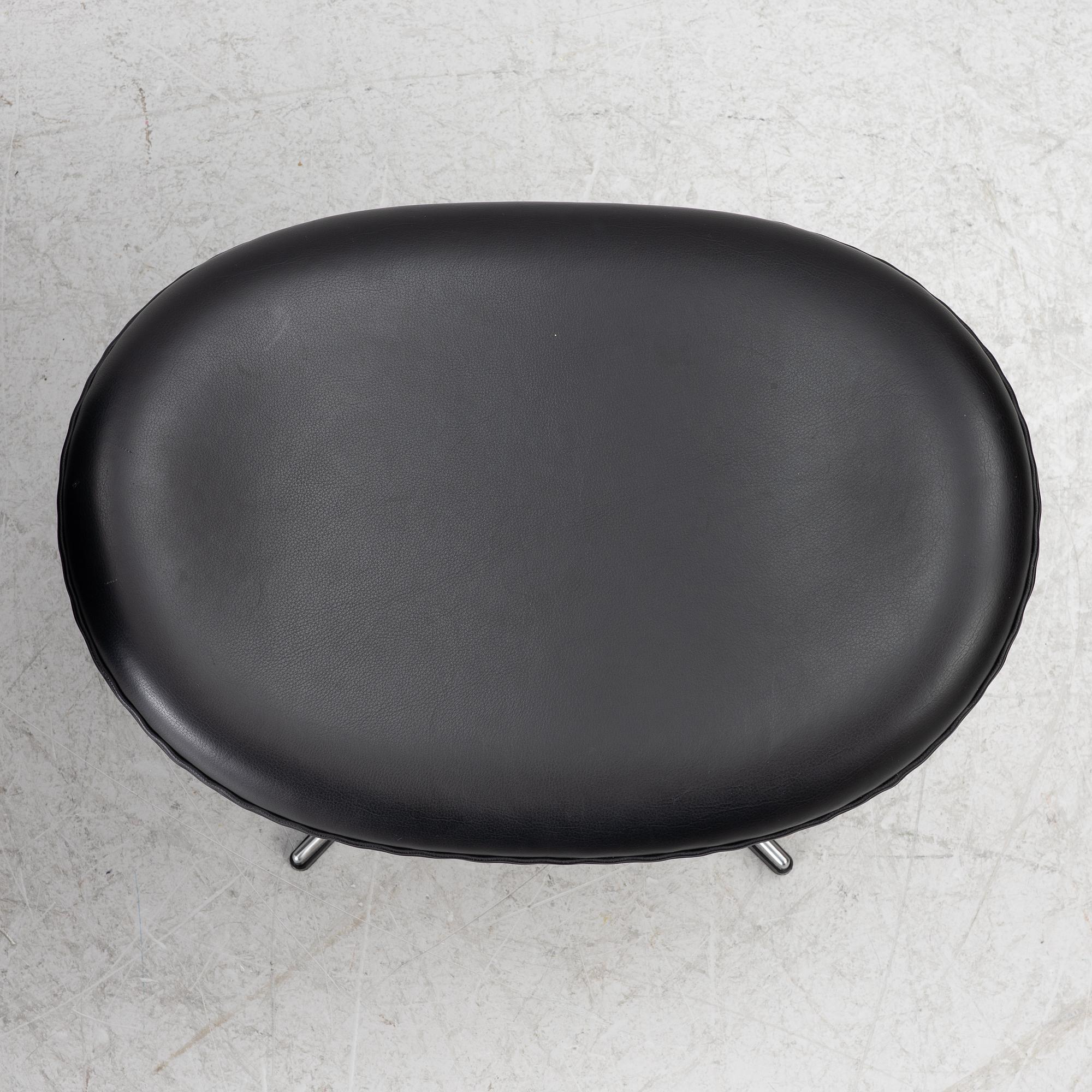 Arne Jacobsen, fåtölj med fotpall, "Ägget", Fritz Hansen, Danmark, 2022.