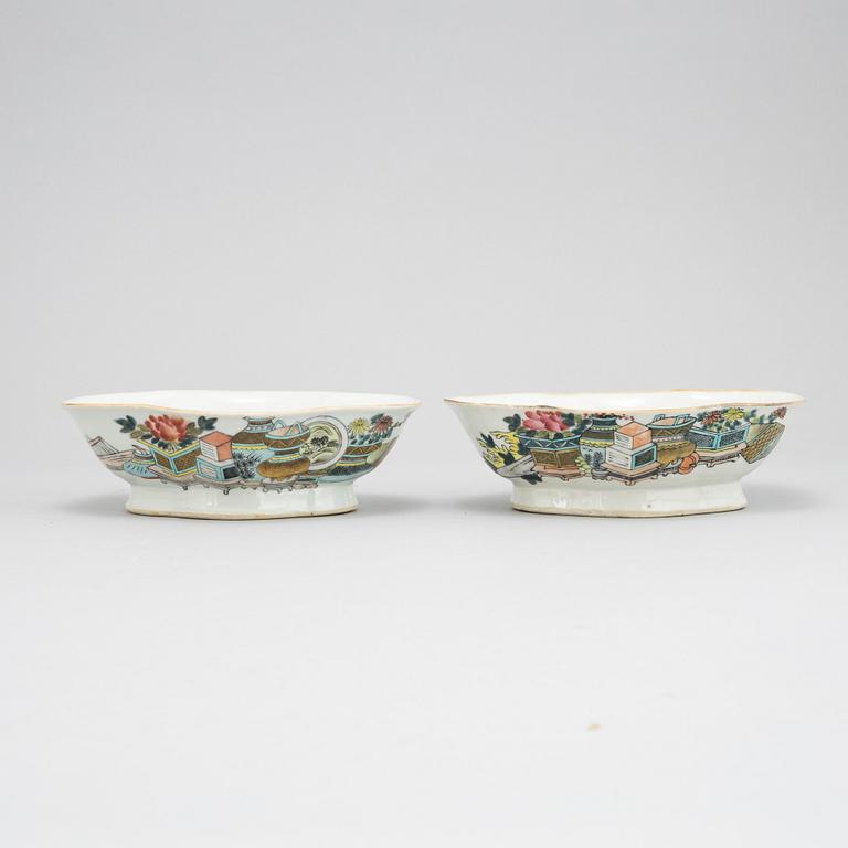 A pair of Chinese bowls, 20th Century.