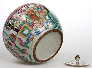 LOCKBOJANER, 2 st, porslin, Kina. 1800-tal.