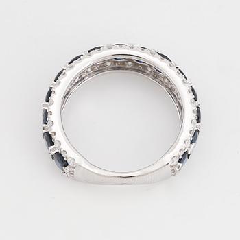 RING med ovala mörkblå safirer och briljantslipade diamanter.