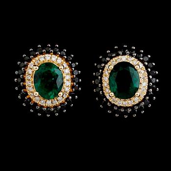 ÖRHÄNGEN, 1 par, 18 k guld, smaragder tot ca 1.18 ct och diamanter tot ca 0.61 ct.