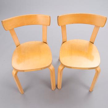 A mid 20th century table with four '69' chairs for Artek.