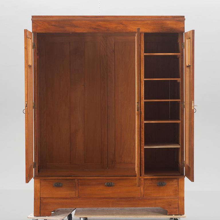 KLÄDSKÅP, Jugend, 1900-talets första hälft.