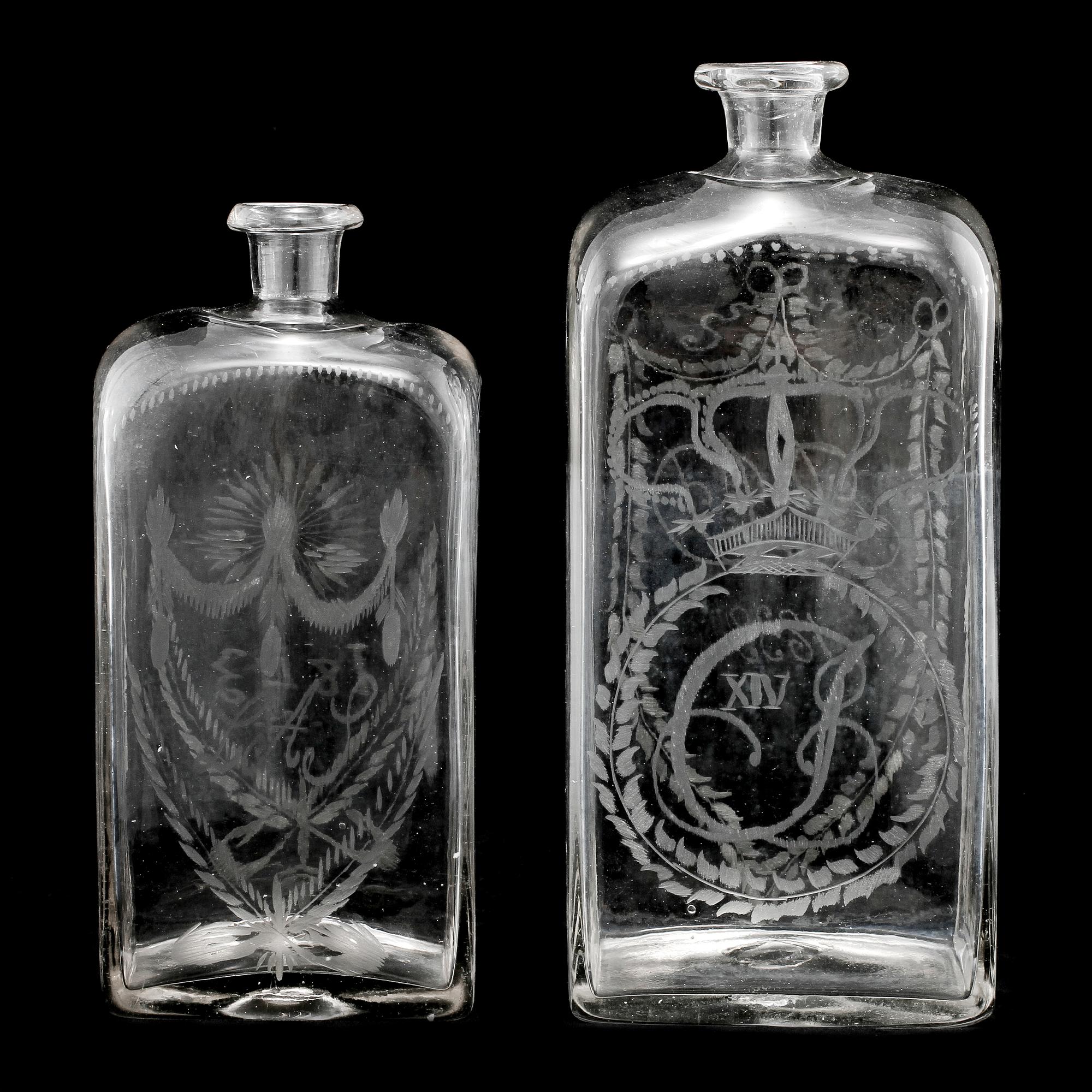 BRÄNNVINSFLASKOR, 2 st, glas, daterade 1833 respektive 1843.