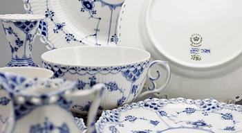 SERVISDELAR, ca 50 delar, porslin, Musselmalet, Royal Copenhagen.