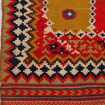 MATTO, a kilim, a semi-antique Qashqai, ca ca 298-303,5 x 105-110,5 cm.