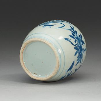 A blue and white Transitional vase, 17th Century.