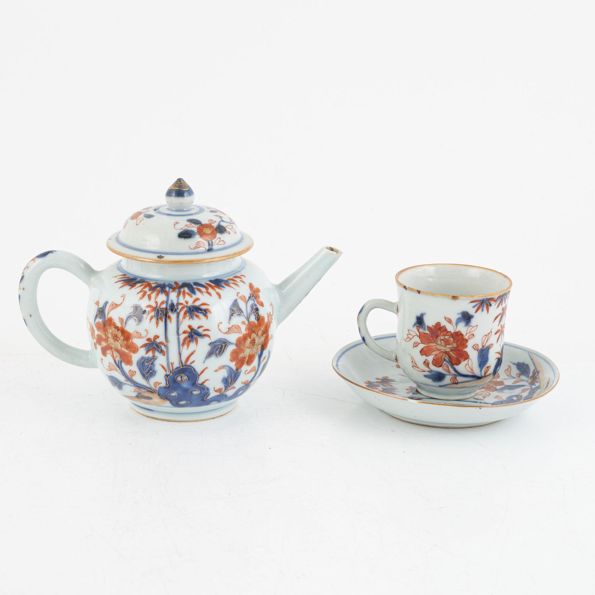 A Chinese imari export porcelain teapot and five cups with saucers, Qing dynasty, Qianlong  (1736-95).