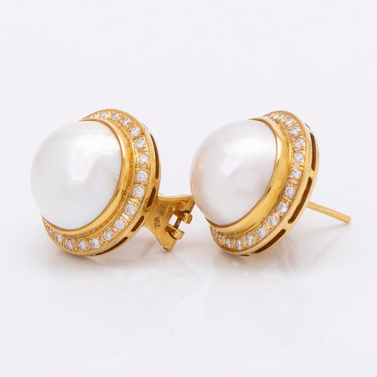 Earrings 18K gold with 2 mabé pearls approx 15 mm and brilliant-cut diamonds approx 1 ct in total, clip and pin fitting.
