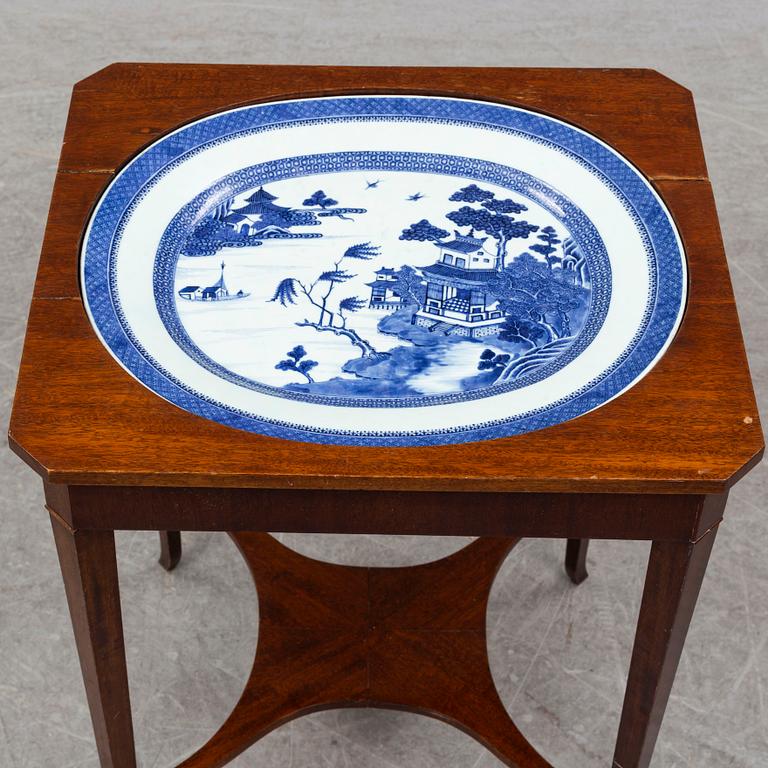 A blue and white serving dish, Qing dynasty, Qianlong (1736-95).