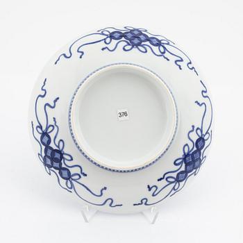 Skålfat, porslin. Japan, 'Nabeshima ware', tidigt 1900-tal.